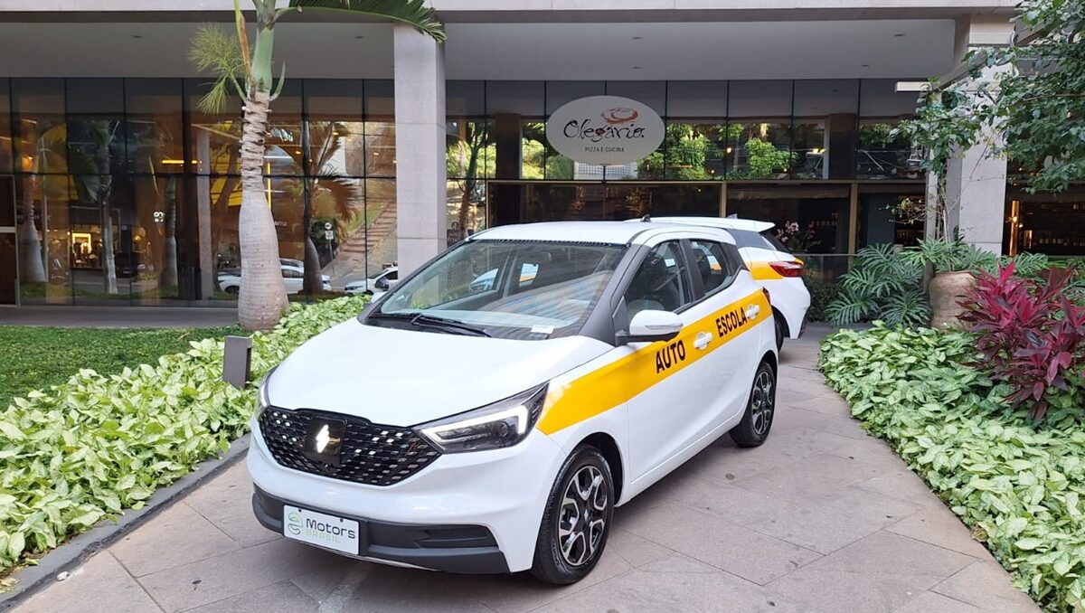 Carro elétrico com câmbio manual para autoescolas