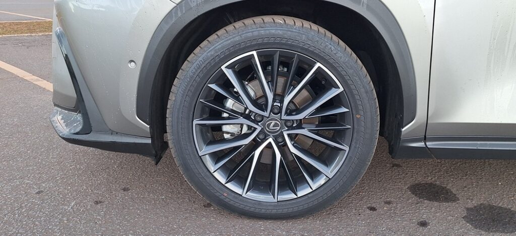 O atributo alt desta imagem está vazio. O nome do arquivo é Teste-Lexus-NX450h-AWD-13-1024x468.jpg