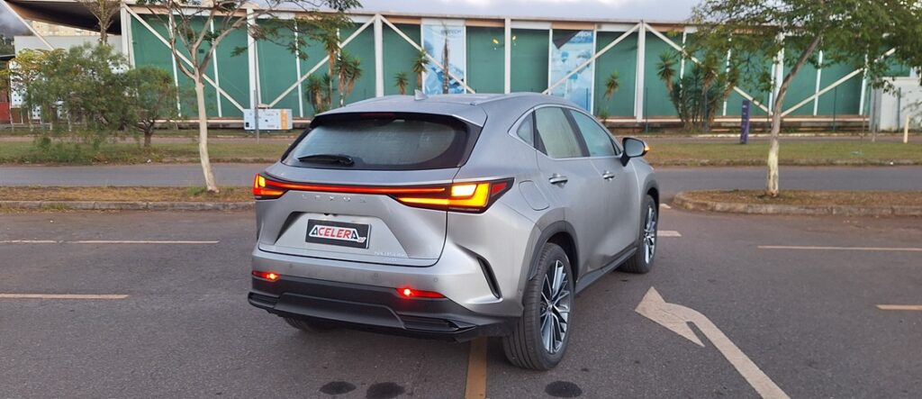 O atributo alt desta imagem está vazio. O nome do arquivo é Teste-Lexus-NX450h-AWD-4-1024x443.jpg