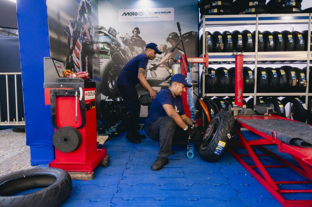 O atributo alt desta imagem está vazio. O nome do arquivo é Troca-de-pneus-Michelin-servico-estara-disponivel-no-I-Bike-Fest-Monte-Siao-Foto-Tribus-Studio-1024x682.jpg